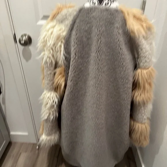 Cozy Faux Fur and Sherpa Jacket - Picture 6 of 8
